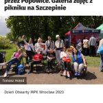Ogłoszenie ze strony www.wroclaw.pl dotyczące otwarcia nowej trasy tramwajowej. Dzieci i wychowawcy pozują do wspólnego zdjęvcia na pikniku MPK. Sa kolorowo ubrani i uśmiechnięci.