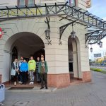 Uczestnicy Koła Turystyczno-Hotelarskiego „Podróżnik” znajdują się przed głównym wejściem do Hotelu Europejskiego.