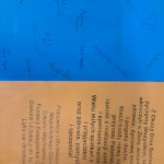 Otwarta kartka okolicznościowa z życzeniami dla Pensjonariuszy DPS „Miłosierny Samarytanin”. Na niebieskim tle podpisy pracowników i wychowanków Ośrodka, na żółtym tle- życzenia.