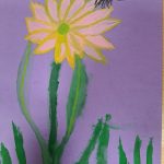 Rysunek na przedniej stronie kartki okolicznościowej. Kwiat i motyl na fioletowym tle.