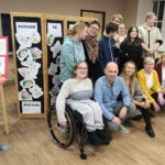 Grupowe pamiątkowe zdjęcie dwóch drużyn rywalizujących w finale turnieju wraz z organizatorami i Kierownictwem Ośrodka.