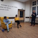 Pani Magda opowiada zebranym o działaniu Koła Czytelniczego w internacie. Obok siedzą: Pani Aneta i Alicja.