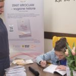 Sandra trzyma pod rękę panią Magdę. Czekają na książkę z autografem Alicji.