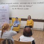 Pani Aneta rozpoczyna spotkanie autorskie z Alicją Więch, która siedzi w żółtym fotelu.